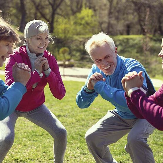 Personas mayores realizando ejercicio al aire libre